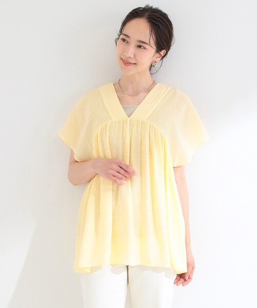 SHOO・LA・RUE(シューラルー)の「【ひんやり/UV/体型カバー】インせず着られる Vネックギャザーブラウス(シャツ/ブラウス・レディース・ライトイエロー系/ブルー/オフホワイト・02/03/01/04)」の8枚目の写真