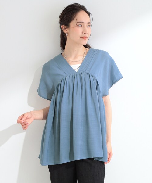 SHOO・LA・RUE(シューラルー)の「【ひんやり/UV/体型カバー】インせず着られる Vネックギャザーブラウス(シャツ/ブラウス・レディース・ライトイエロー系/ブルー/オフホワイト・02/03/01/04)」の12枚目の写真