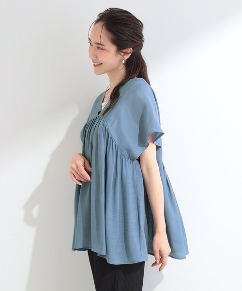 SHOO・LA・RUE(シューラルー)の「【ひんやり/UV/体型カバー】インせず着られる Vネックギャザーブラウス(シャツ/ブラウス・レディース・ライトイエロー系/ブルー/オフホワイト・02/03/01/04)」の13枚目の写真