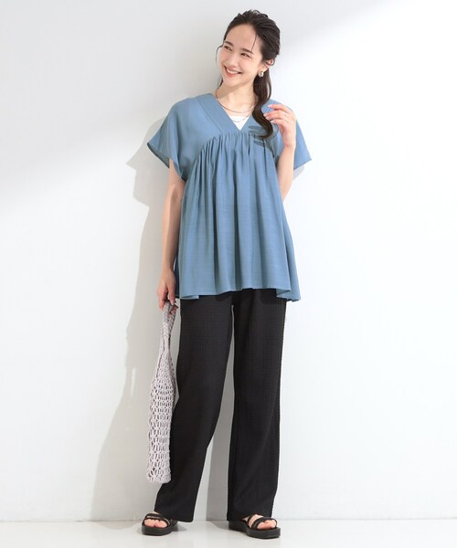 SHOO・LA・RUE(シューラルー)の「【ひんやり/UV/体型カバー】インせず着られる Vネックギャザーブラウス(シャツ/ブラウス・レディース・ライトイエロー系/ブルー/オフホワイト・02/03/01/04)」の14枚目の写真