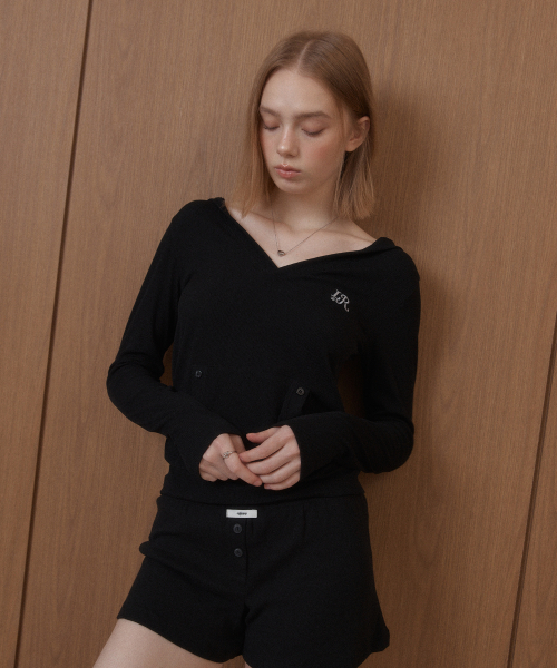 LETERIE(レテリー)の「LR V-NECK HOODIE_BLACK(Tシャツ/カットソー・レディース・ブラック・FREE)」の2枚目の写真