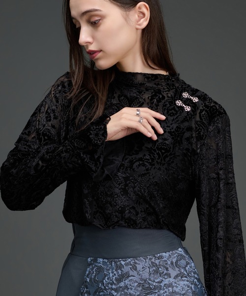 Ellno de Mavie(エルノデメヴィ)の「メタルチャイナボタンオパールベロアフレアスリーブトップス(Tシャツ/カットソー・レディース・ブラック/ネイビー・FREE)」の2枚目の写真