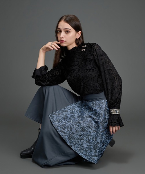 Ellno de Mavie(エルノデメヴィ)の「メタルチャイナボタンオパールベロアフレアスリーブトップス(Tシャツ/カットソー・レディース・ブラック/ネイビー・FREE)」の16枚目の写真
