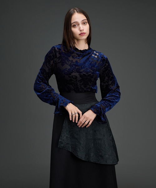 Ellno de Mavie(エルノデメヴィ)の「メタルチャイナボタンオパールベロアフレアスリーブトップス(Tシャツ/カットソー・レディース・ブラック/ネイビー・FREE)」の13枚目の写真