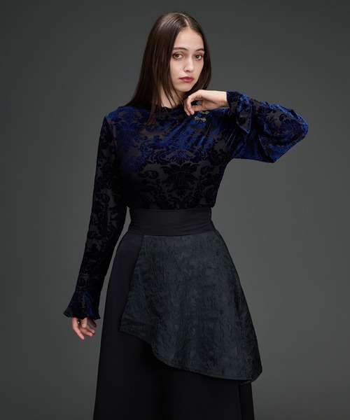 Ellno de Mavie(エルノデメヴィ)の「メタルチャイナボタンオパールベロアフレアスリーブトップス(Tシャツ/カットソー・レディース・ブラック/ネイビー・FREE)」の12枚目の写真