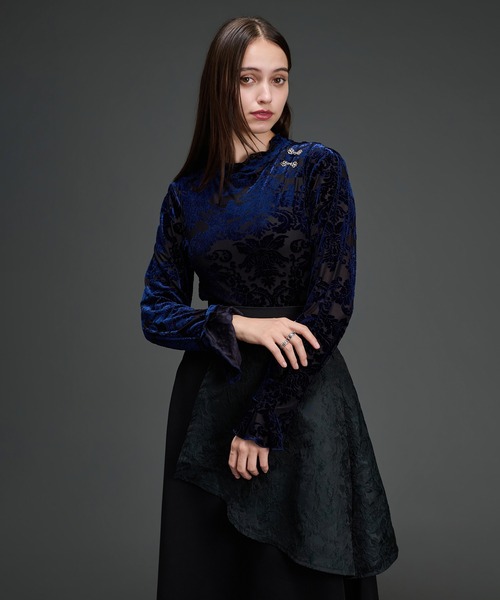 Ellno de Mavie(エルノデメヴィ)の「メタルチャイナボタンオパールベロアフレアスリーブトップス(Tシャツ/カットソー・レディース・ブラック/ネイビー・FREE)」の10枚目の写真