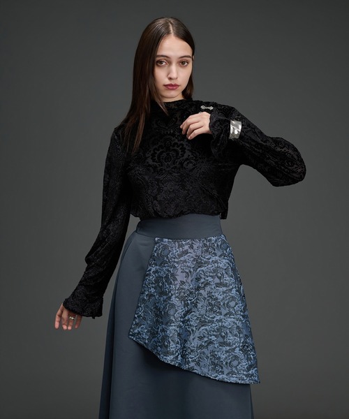 Ellno de Mavie(エルノデメヴィ)の「メタルチャイナボタンオパールベロアフレアスリーブトップス(Tシャツ/カットソー・レディース・ブラック/ネイビー・FREE)」の3枚目の写真