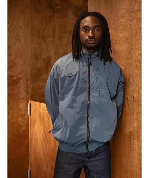 A.P.C.(アーペーセー)の「BLOUSON CONDOR / Mizunoコラボ(ナイロンジャケット・メンズ・グレイッシュブルー/ブルー系その他/ブラック・XS/S/M/L)」の4枚目の写真