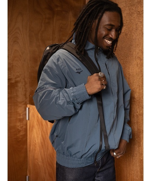 A.P.C.(アーペーセー)の「BLOUSON CONDOR / Mizunoコラボ(ナイロンジャケット・メンズ・グレイッシュブルー/ブルー系その他/ブラック・XS/S/M/L)」の5枚目の写真