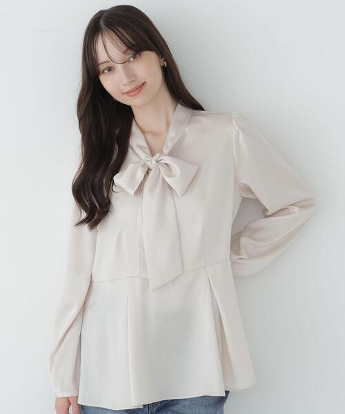 NATURAL BEAUTY BASIC（ナチュラルビューティーベーシック）の「リボンタイペプラムブラウス（シャツ/ブラウス・レディース・ベージュ/オフホワイト/ブルー・FREE）」の2枚目の写真