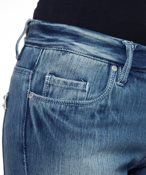 NANO universe(ナノユニバース)の「STUDS DENIM サイドジップ(デニムパンツ・レディース・インディゴブルー・24/25/26/27)」の8枚目の写真