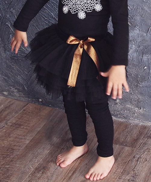 Rora（ローラ）の「ルリ チュチュ 黒 スカッツ（スカート・キッズ・ブラック/ネイビー・100cm/110cm/120cm/130cm/90cm/90㎝/140cm）」の2枚目の写真
