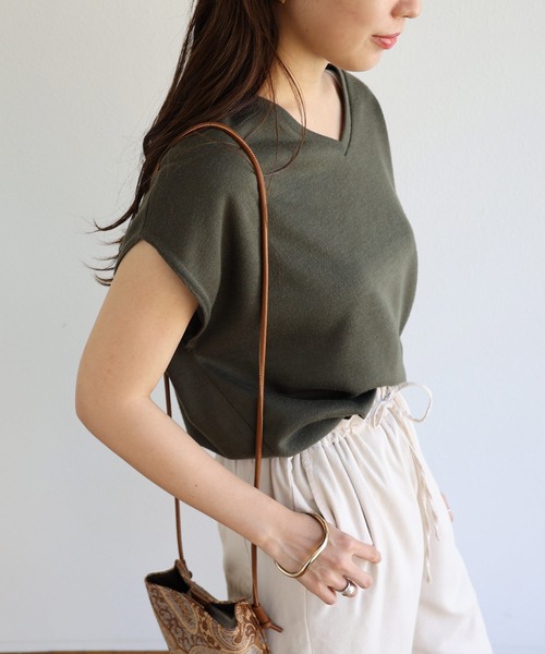 andme(アンドミー)の「ニットソーフレンチスリーブVネックトップス(Tシャツ/カットソー・レディース・ライトグレー/オフホワイト/ベージュ/ライトベージュ/ネイビー/カーキ/ブラック/ブラウン/ブルー系その他/ミント/レッド系その他/イエロー・M/L/XL/XXL)」の1枚目の写真