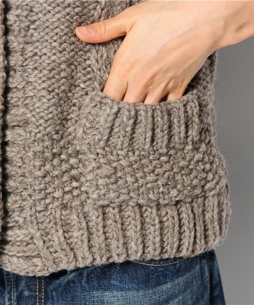 SHIPS for women(シップスフォーウィメン)の「liflattie:ペルー ケーブル ベスト(ベスト・レディース・ライトグレー/ブラウン/レッド・ONE SIZE)」の9枚目の写真