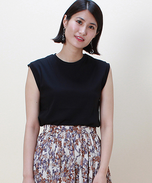 TRUDEA(トルディア)の「【接触冷感シルケット素材】タンクトップ(タンクトップ・レディース・グリーン/カーキ/ピンク/ホワイト/ブラック/ベージュ・LARGE/MEDIUM)」の1枚目の写真