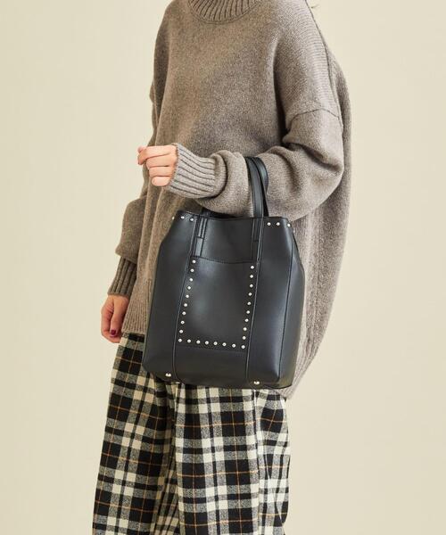 BEAUTY&YOUTH UNITED ARROWS（ビューティーアンドユースユナイテッドアローズ）の「BY ソフトフェイクレザースタッズショルダーバッグ -2WAY- ο（ショルダーバッグ・レディース・モカ/ブラック/オフホワイト・FREE）」の11枚目の写真