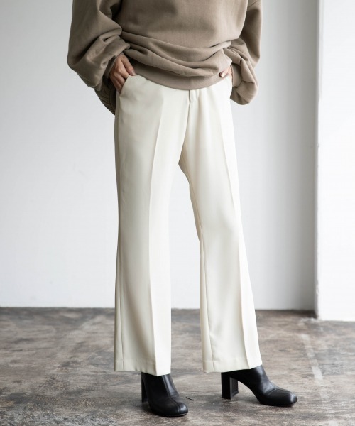 LOWRYS FARM(ローリーズファーム)の「カラーフレアパンツ 892044(その他パンツ・レディース・チャコールグレー/レッド/イエロー/ブルー/アイボリー/ベージュ/ライトブルー/グリーン/ブルー系その他/ブラック・MEDIUM/LARGE/SMALL)」の5枚目の写真