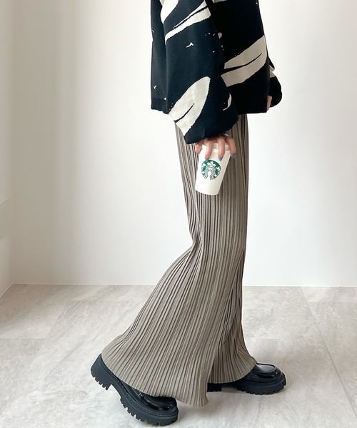 Futier land(フューティアランド)の「好みの長さにセルフカット調整できる♪ランダムプリーツロングパンツ(その他パンツ・レディース・ブラック/テラコッタ/モカ/ライトベージュ/ピンク/ベージュ/ライトカーキ/グリーン/ライトイエロー/ミント/ライトグリーン/チャコールグレー・FREE)」の1枚目の写真