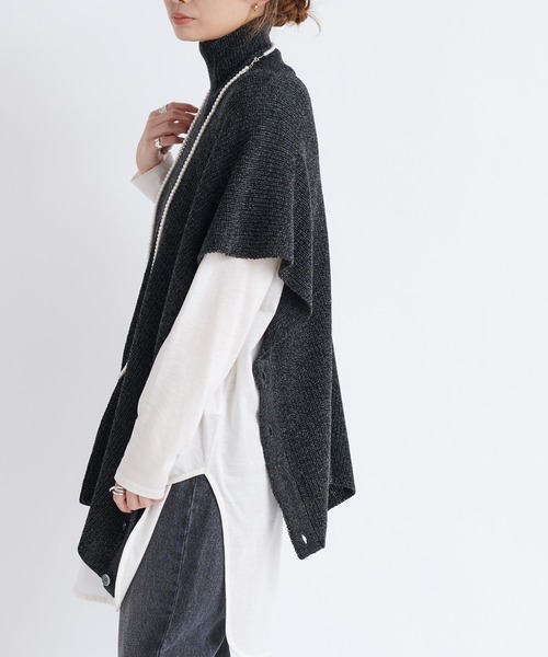 DouDou（ドゥドゥ）の「ニット2WAYポンチョストール（ストール/ショール・レディース・チャコールグレー/ブラウン/ベージュ・FREE）」の2枚目の写真