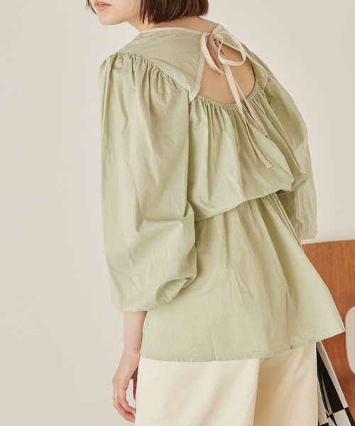 mikke（ミッケ）の「バックリボンパイピングボリュームスリーブブラウス（シャツ/ブラウス・レディース・アイボリー/グリーン/ベージュ・FREE）」の3枚目の写真