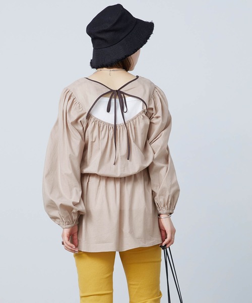 mikke（ミッケ）の「バックリボンパイピングボリュームスリーブブラウス（シャツ/ブラウス・レディース・アイボリー/グリーン/ベージュ・FREE）」の14枚目の写真