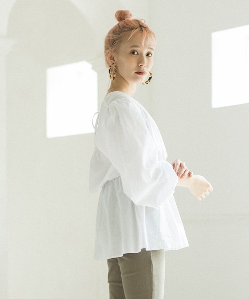 mikke（ミッケ）の「バックリボンパイピングボリュームスリーブブラウス（シャツ/ブラウス・レディース・アイボリー/グリーン/ベージュ・FREE）」の4枚目の写真