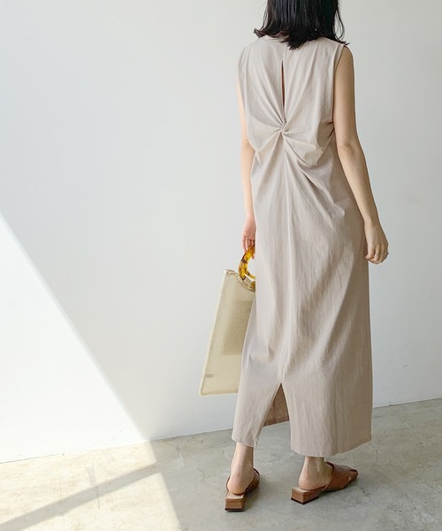 LIAN（リアン）の「バッククロスノースリーブワンピース（ワンピース・レディース・ライトベージュ/オフホワイト/ブラウン/ブラック・FREE）」の4枚目の写真