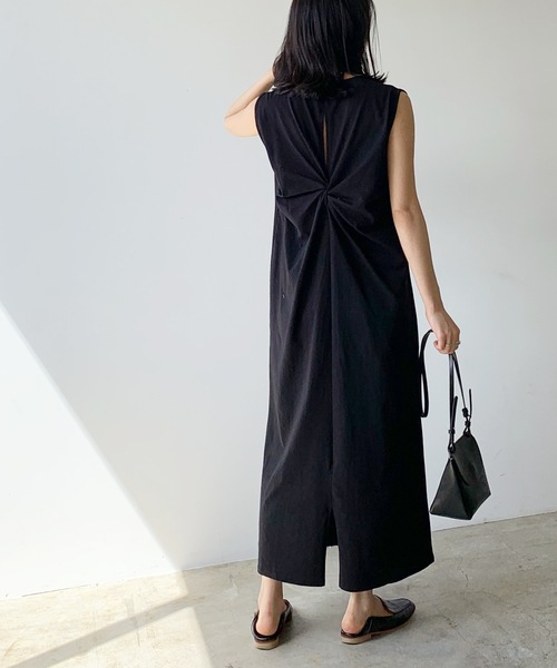 LIAN（リアン）の「バッククロスノースリーブワンピース（ワンピース・レディース・ライトベージュ/オフホワイト/ブラウン/ブラック・FREE）」の3枚目の写真