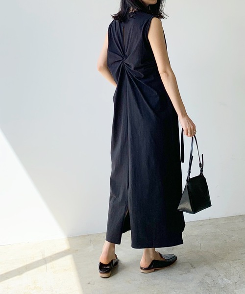 LIAN（リアン）の「バッククロスノースリーブワンピース（ワンピース・レディース・ライトベージュ/オフホワイト/ブラウン/ブラック・FREE）」の11枚目の写真