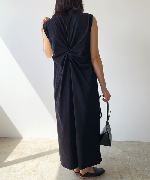 LIAN（リアン）の「バッククロスノースリーブワンピース（ワンピース・レディース・ライトベージュ/オフホワイト/ブラウン/ブラック・FREE）」の13枚目の写真