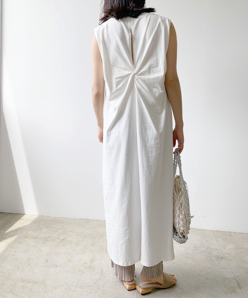 LIAN（リアン）の「バッククロスノースリーブワンピース（ワンピース・レディース・ライトベージュ/オフホワイト/ブラウン/ブラック・FREE）」の14枚目の写真