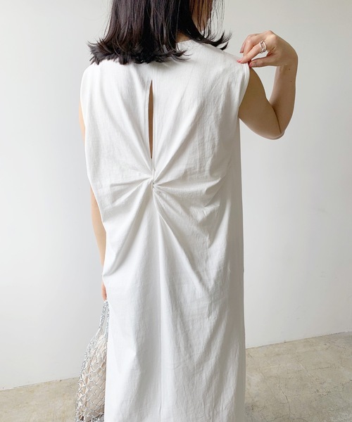 LIAN（リアン）の「バッククロスノースリーブワンピース（ワンピース・レディース・ライトベージュ/オフホワイト/ブラウン/ブラック・FREE）」の18枚目の写真