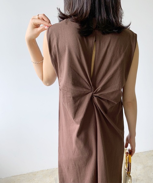 LIAN（リアン）の「バッククロスノースリーブワンピース（ワンピース・レディース・ライトベージュ/オフホワイト/ブラウン/ブラック・FREE）」の22枚目の写真