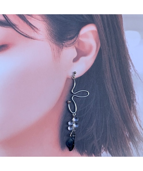 Lensa ブルーガラスの綺麗なユニーク形ピアス Ma ピアス 両耳用 Tone トーン のファッション通販 Zozotown