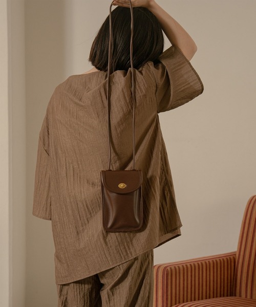 lawgy(ラウジー)の「mini twist shoulder bag(ショルダーバッグ・レディース・ブラウン/キャメル・FREE)」の3枚目の写真