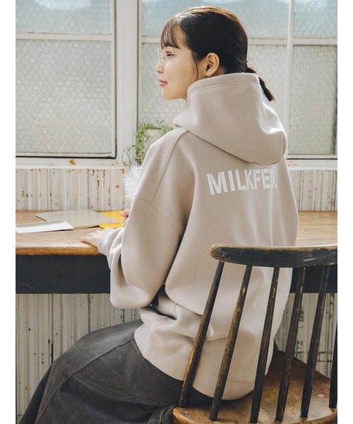 MILKFED.（ミルクフェド）の「BASIC STENCIL SWEAT HOODIE（パーカー・レディース・オフホワイト/ブラック/チャコール/ベージュ/ライトグリーン/ネイビー・M/L）」の4枚目の写真