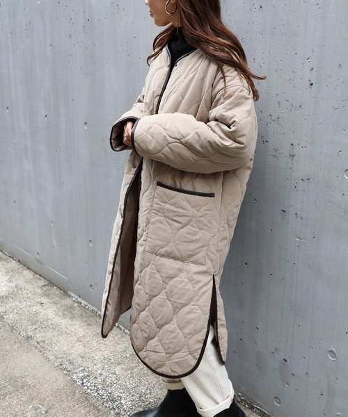 andme（アンドミー）の「合皮パイピングピーチ起毛キルティングロングコート（ノーカラーコート・レディース・モカ/アイボリー/ベージュ・M）」の3枚目の写真