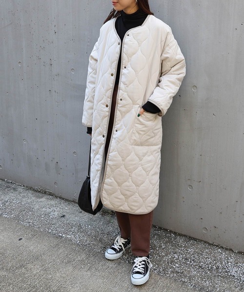 andme（アンドミー）の「合皮パイピングピーチ起毛キルティングロングコート（ノーカラーコート・レディース・モカ/アイボリー/ベージュ・M）」の9枚目の写真