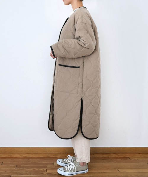 andme（アンドミー）の「合皮パイピングピーチ起毛キルティングロングコート（ノーカラーコート・レディース・モカ/アイボリー/ベージュ・M）」の18枚目の写真