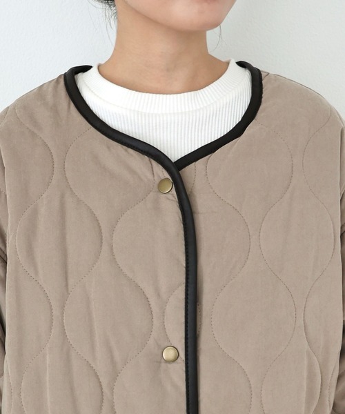 andme（アンドミー）の「合皮パイピングピーチ起毛キルティングロングコート（ノーカラーコート・レディース・モカ/アイボリー/ベージュ・M）」の5枚目の写真