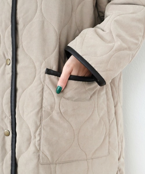 andme（アンドミー）の「合皮パイピングピーチ起毛キルティングロングコート（ノーカラーコート・レディース・モカ/アイボリー/ベージュ・M）」の19枚目の写真