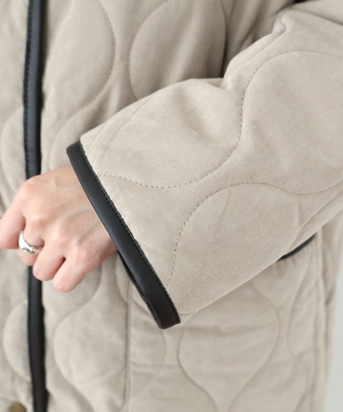 andme（アンドミー）の「合皮パイピングピーチ起毛キルティングロングコート（ノーカラーコート・レディース・モカ/アイボリー/ベージュ・M）」の10枚目の写真