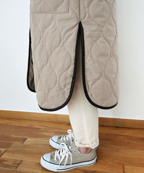 andme（アンドミー）の「合皮パイピングピーチ起毛キルティングロングコート（ノーカラーコート・レディース・モカ/アイボリー/ベージュ・M）」の14枚目の写真