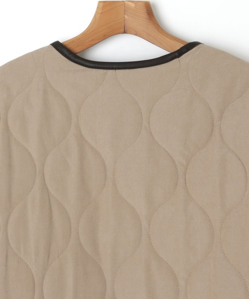 andme（アンドミー）の「合皮パイピングピーチ起毛キルティングロングコート（ノーカラーコート・レディース・モカ/アイボリー/ベージュ・M）」の6枚目の写真