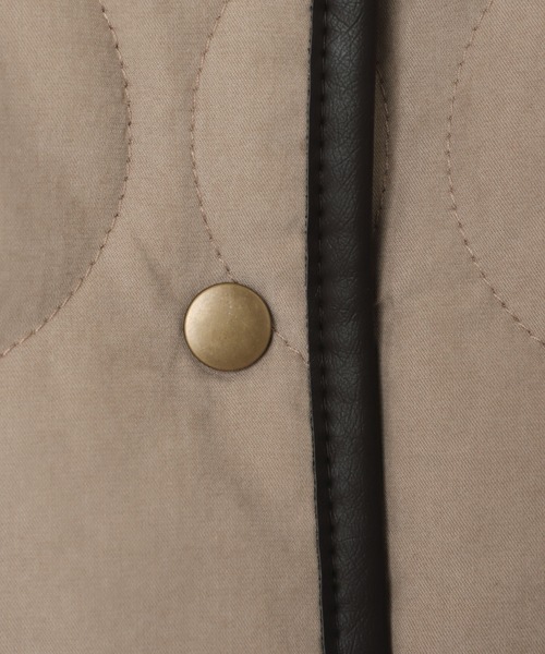 andme（アンドミー）の「合皮パイピングピーチ起毛キルティングロングコート（ノーカラーコート・レディース・モカ/アイボリー/ベージュ・M）」の20枚目の写真