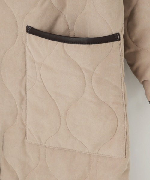 andme（アンドミー）の「合皮パイピングピーチ起毛キルティングロングコート（ノーカラーコート・レディース・モカ/アイボリー/ベージュ・M）」の15枚目の写真