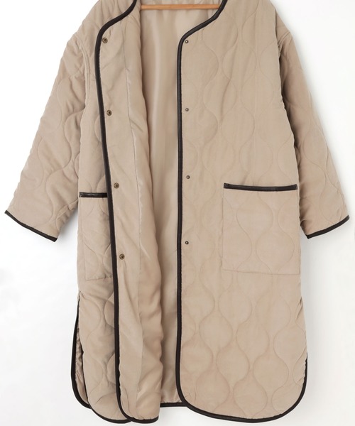 andme（アンドミー）の「合皮パイピングピーチ起毛キルティングロングコート（ノーカラーコート・レディース・モカ/アイボリー/ベージュ・M）」の7枚目の写真