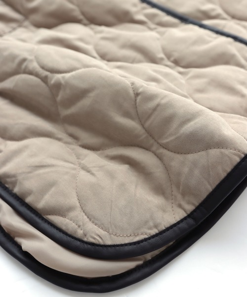 andme（アンドミー）の「合皮パイピングピーチ起毛キルティングロングコート（ノーカラーコート・レディース・モカ/アイボリー/ベージュ・M）」の12枚目の写真