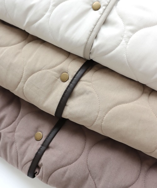 andme（アンドミー）の「合皮パイピングピーチ起毛キルティングロングコート（ノーカラーコート・レディース・モカ/アイボリー/ベージュ・M）」の16枚目の写真