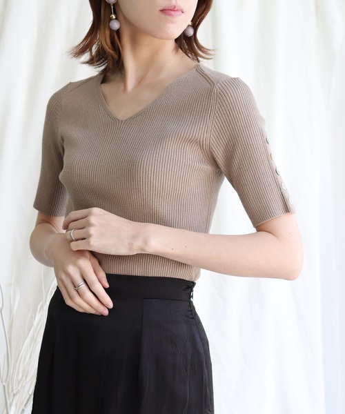 HER CLOSET(ハークローゼット)の「【cheriella】イージーケアCOOLタッチ袖ボタンVネックリブニット(ニット/セーター・レディース・ライトグリーン/アイボリー/グレイッシュベージュ/ブラック/ブルー・M)」の3枚目の写真